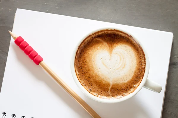 Xícara de café com bloco de notas em fundo cinza — Fotografia de Stock
