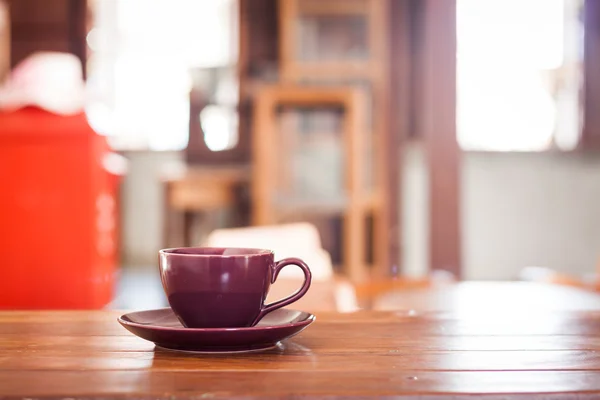 Lila Kaffeetasse auf Holztisch — Stockfoto