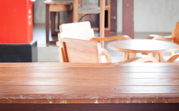 コーヒー ショップで空の木製テーブル — ストック写真