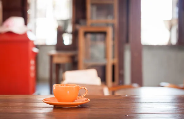 Πορτοκαλί-καφέ στο ξύλινο τραπέζι — Φωτογραφία Αρχείου