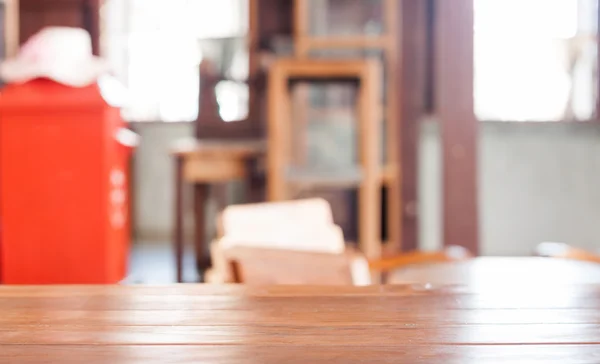 Lege houten tafel in de coffeeshop — Stockfoto