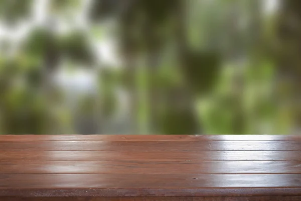 Alte leere Holztischplatte mit verschwommenem Hintergrund — Stockfoto