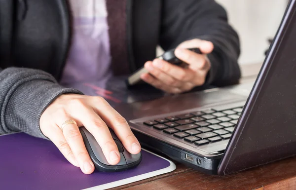 Femme utilisant un téléphone intelligent au bureau — Photo