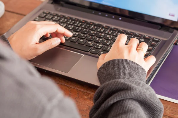 Femme utilisant un ordinateur portable au bureau — Photo