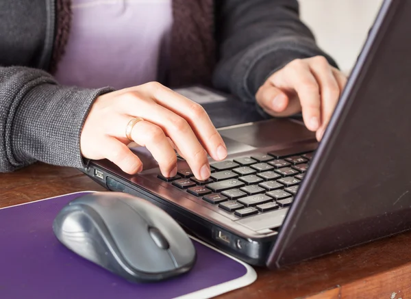 Femme utilisant un ordinateur portable au bureau — Photo