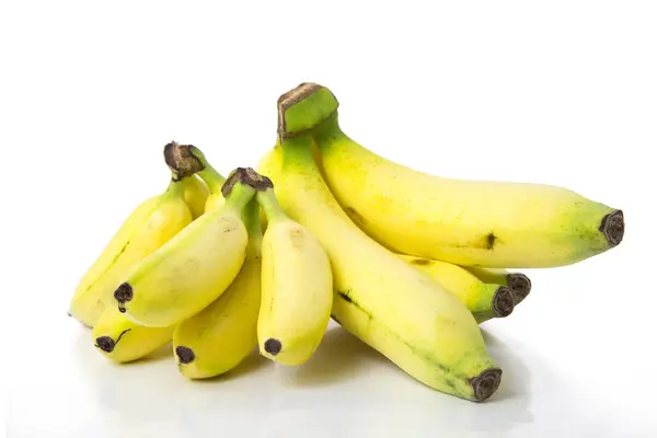 Bananer över vita — Stockfoto