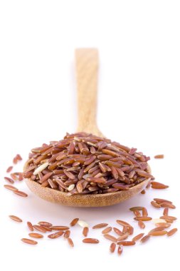 Tahta kaşıkta çiğ pirinç.