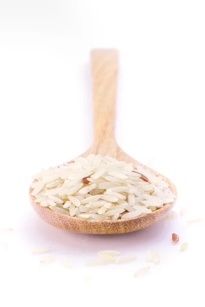 Сырой рис в деревянной ложке — стоковое фото