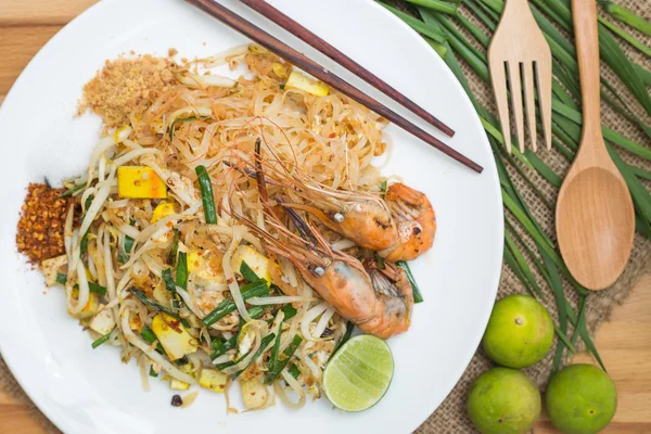 (Pad thai) thai stílusú sült tészta — Stock Fotó