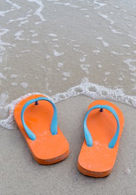 Sahilde parmak arası terlik.