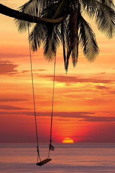 Swing appeso sulla spiaggia — Foto Stock