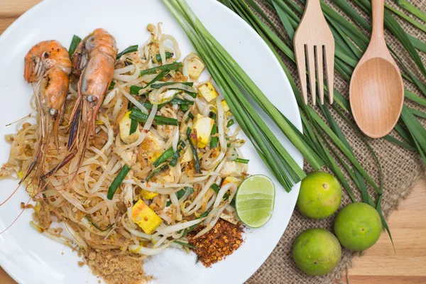 (Pad Thai) Thai style fried noodles — Stock Photo, Image