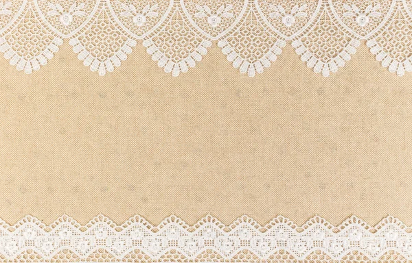 Textura de arpillera con encaje blanco sobre fondo de mesa de madera — Foto de Stock