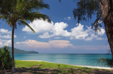 Mavi gökyüzü olan güzel sahil