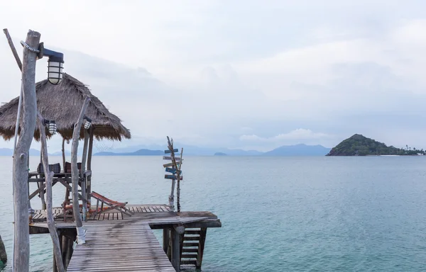 Masse en bois dans la mer tropicale — Photo