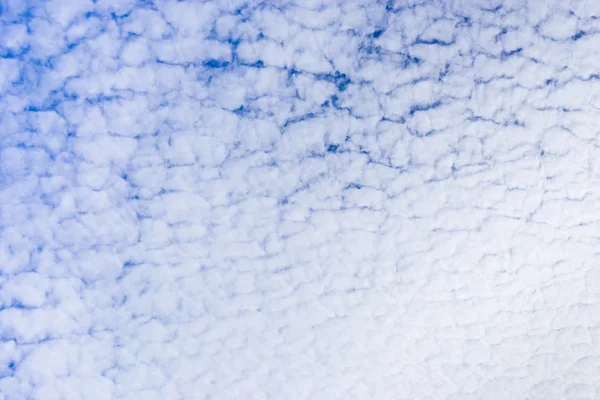Nuages fond sur ciel bleu — Photo