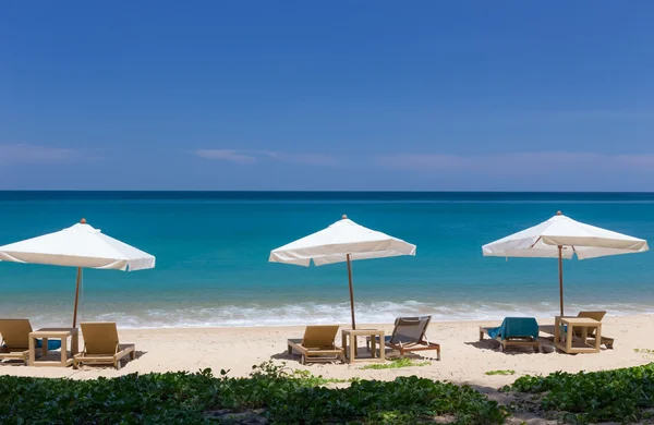 Sedie da spiaggia sulla bellissima spiaggia — Foto Stock