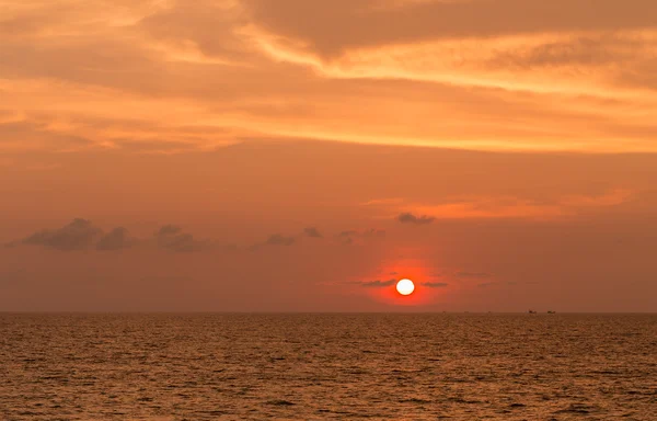 Красивый морской закат — стоковое фото