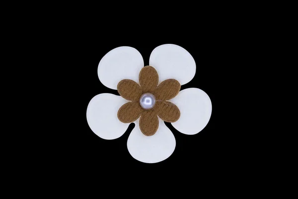 Beyaz çiçek broş — Stok fotoğraf