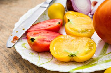 Sarı ve kırmızı domates plaka üzerinde