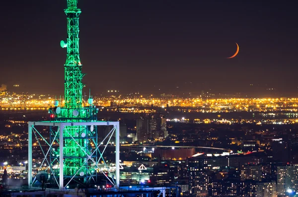 Antena torre e skyline — Fotografia de Stock