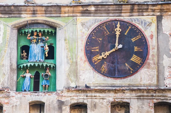 Antico orologio su una chiesa medievale — Foto Stock