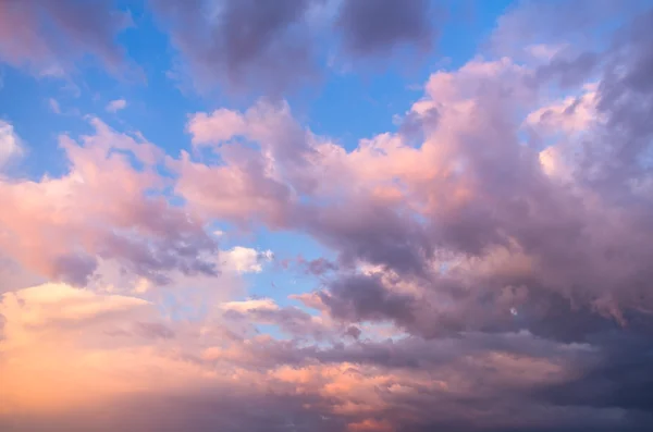 Cores bonitas no pôr do sol nublado — Fotografia de Stock