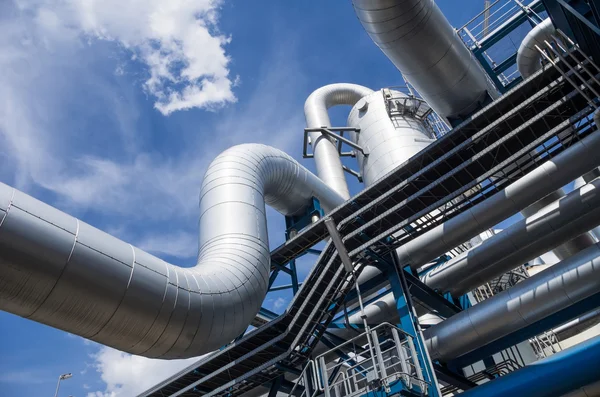 Industriële leidingen op hemel met wolken Rechtenvrije Stockfoto's