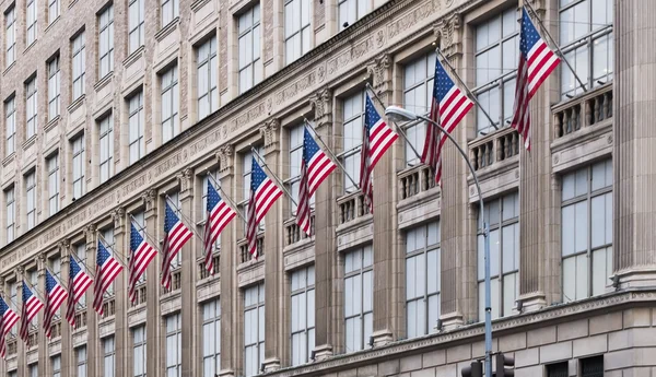 Amerikanska flaggor på byggnad — Stockfoto