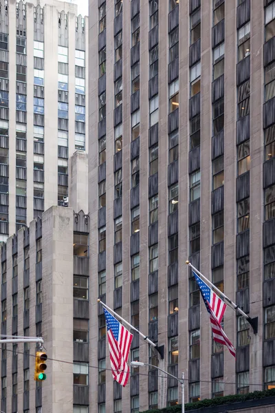 Banderas americanas frente al edificio — Foto de Stock