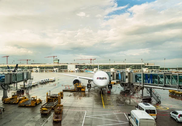 Vliegtuig en de luchthaven van voertuigen — Stockfoto