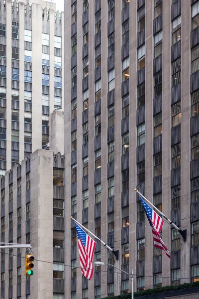 Bandeiras americanas na frente da construção Imagem De Stock