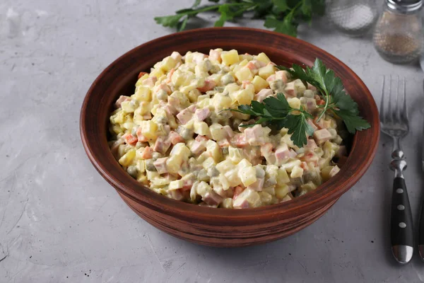 Traditionel Russisk Salat Olivier Skål Grå Baggrund Vandret Format Nærbillede - Stock-foto