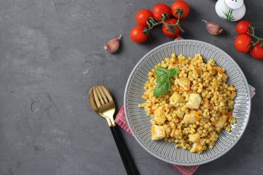 Koyu gri masada tavuk ve sebzeli ev yapımı ptitim makarna. Yukarıdan bak. Boşluğu kopyala.