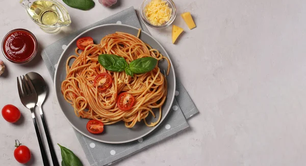 Spaghetti Tomato Sauce Cherry Tomatoes Basil Gray Plate Top View — Stock Photo, Image