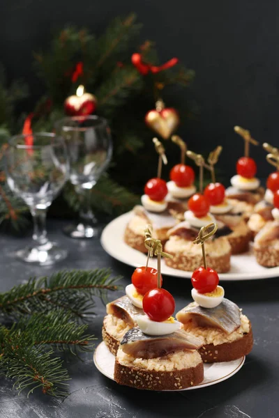 Canapele Hering Sărat Brânză Ouă Prepeliță Roșii Cherry Crutoane Secară — Fotografie, imagine de stoc