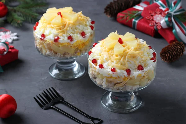 Salada Festiva Com Frango Abacaxi Queijo Ovos Tigelas Porcionadas Fundo — Fotografia de Stock