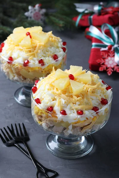 Salada Festiva Com Frango Abacaxi Queijo Ovos Tigelas Porcionadas Fundo — Fotografia de Stock