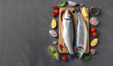 Çiğ balık deniz kabuğu ve fesleğen, limon, tuz, biber, kiraz domatesleri ve ahşap kaplamalı sarımsak gibi baharatlar. Üst Manzara. Metin için boşluk