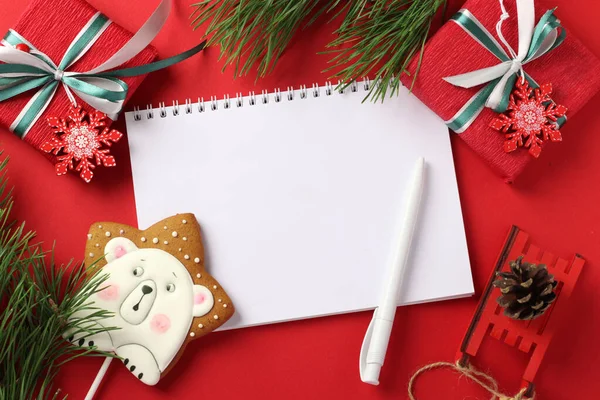 圣诞核对表或空白圣诞公函 圣诞老人用姜饼和红色礼物 — 图库照片