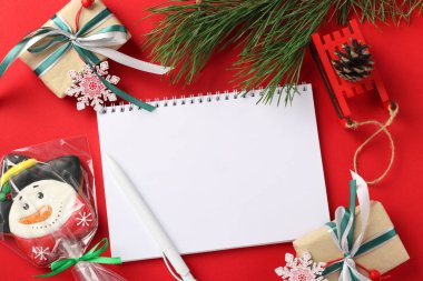 Noel Baba 'ya içinde zencefilli kurabiye olan boş bir mektup kardan adam şeklinde ve kırmızıda hediyeler. Üst görünüm