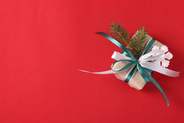 圣诞礼品盒，红色表面有绿色和白色缎带。许愿的空间。度假卡复制空间 — 图库照片
