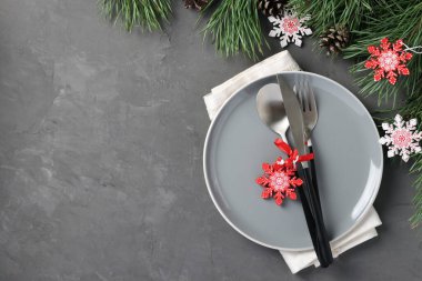 Gri tabaklı Noel sofrası ve gri masadaki ahşap kar taneleri. Üst Manzara. Evde kal. Metin için boşluk