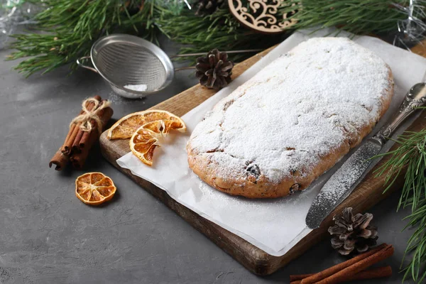 Karácsonyi ízletes stollen száraz gyümölcsök, bogyók és dió fa fórumon. Hagyományos német finomságok. Közelkép — Stock Fotó