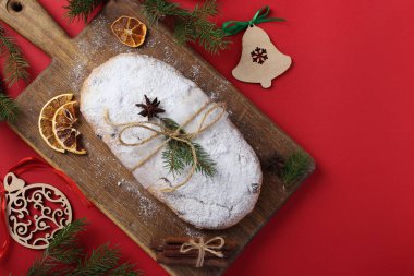 Noel arkaplanda kuru meyveler, böğürtlenler ve fındıklar olan lezzetli bir stollen. Geleneksel Alman ziyafetleri. Yatay format. Boşluğu kopyala