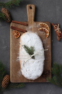 Noel aromalı, kuru meyve, böğürtlen ve fındıklı ahşap tahta. Geleneksel Alman ziyafetleri. Dikey biçim