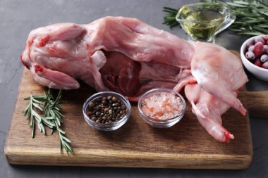 Taze çiğ tavşan zeytinyağı, biberiye, biber, deniz tuzu ve Cornelian kirazları. Yakın çekim.