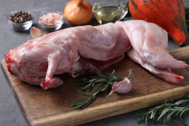 Taze çiğ tavşan zeytinyağı, biberiye, biber, deniz tuzu, soğan ve balkabağı. Yakın çekim.