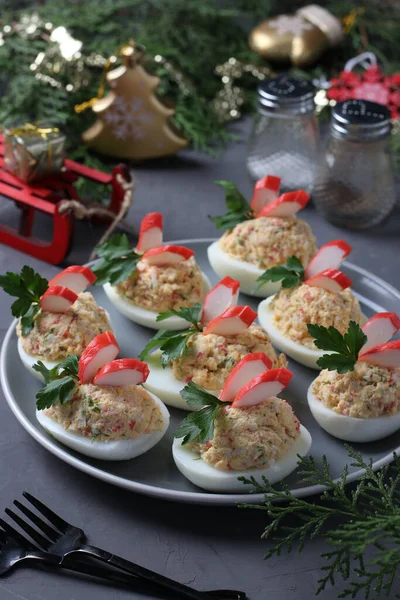 Gefüllte Eier Mit Krabbenspießen Ein Köstlicher Festlicher Snack Nahaufnahme Weihnachtskomposition — Stockfoto
