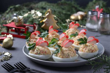 Yengeç çubuklu yumurta dolması, lezzetli bir atıştırmalık. - Yakın çekim. Noel kompozisyonu. Yatay biçim